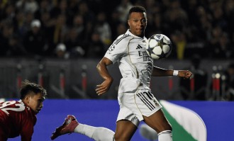 姆巴佩帽子戏法比肩梅西，皇马5-0欧冠客场大捷，被嘲讽只会虐菜